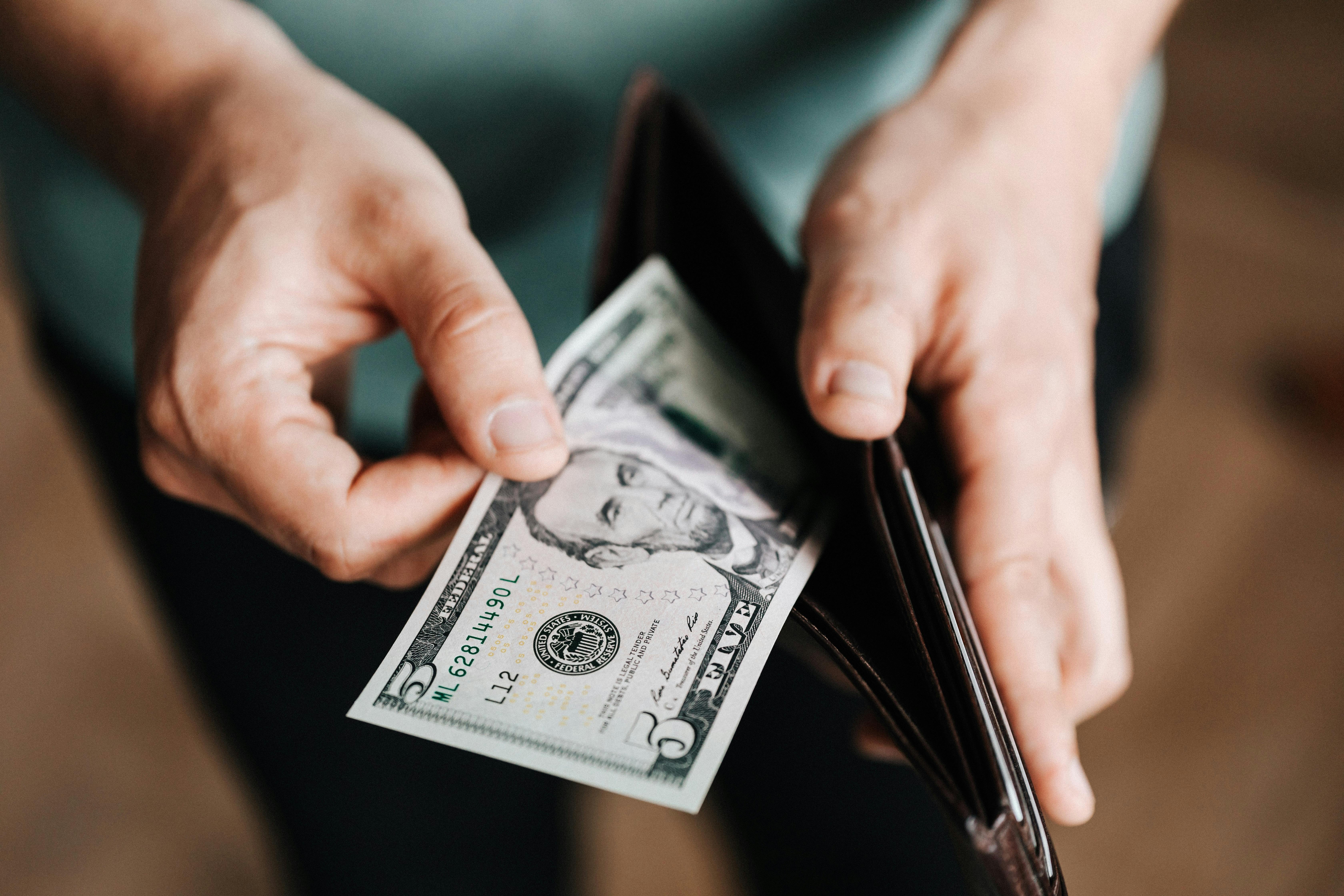 Dólar abre volátil; payroll, Caged e trégua EUA-Irã guiam o dia