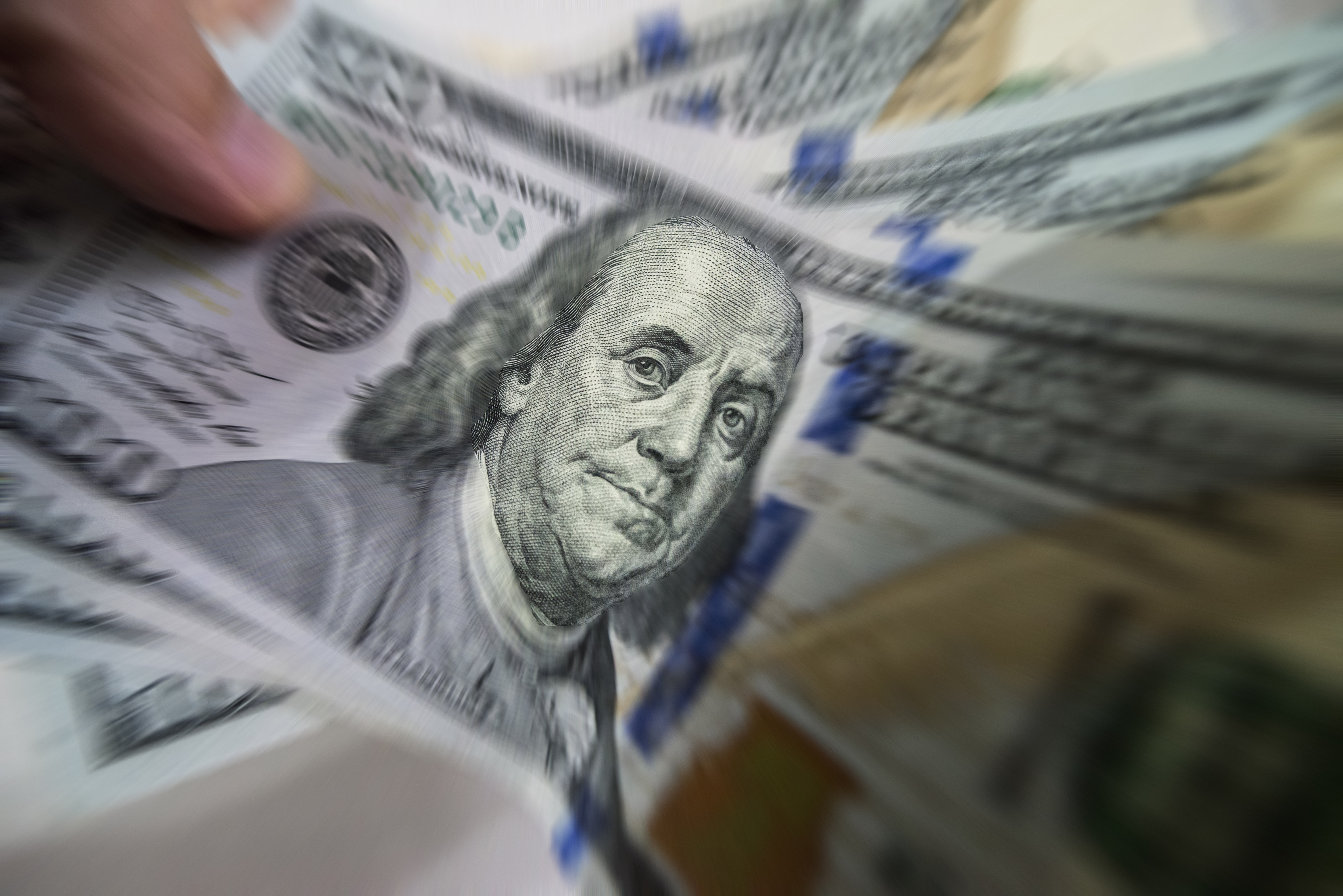 Sobretaxa de 25% em pauta nos EUA e IPCA no radar: o que pode mexer com o dolar hoje