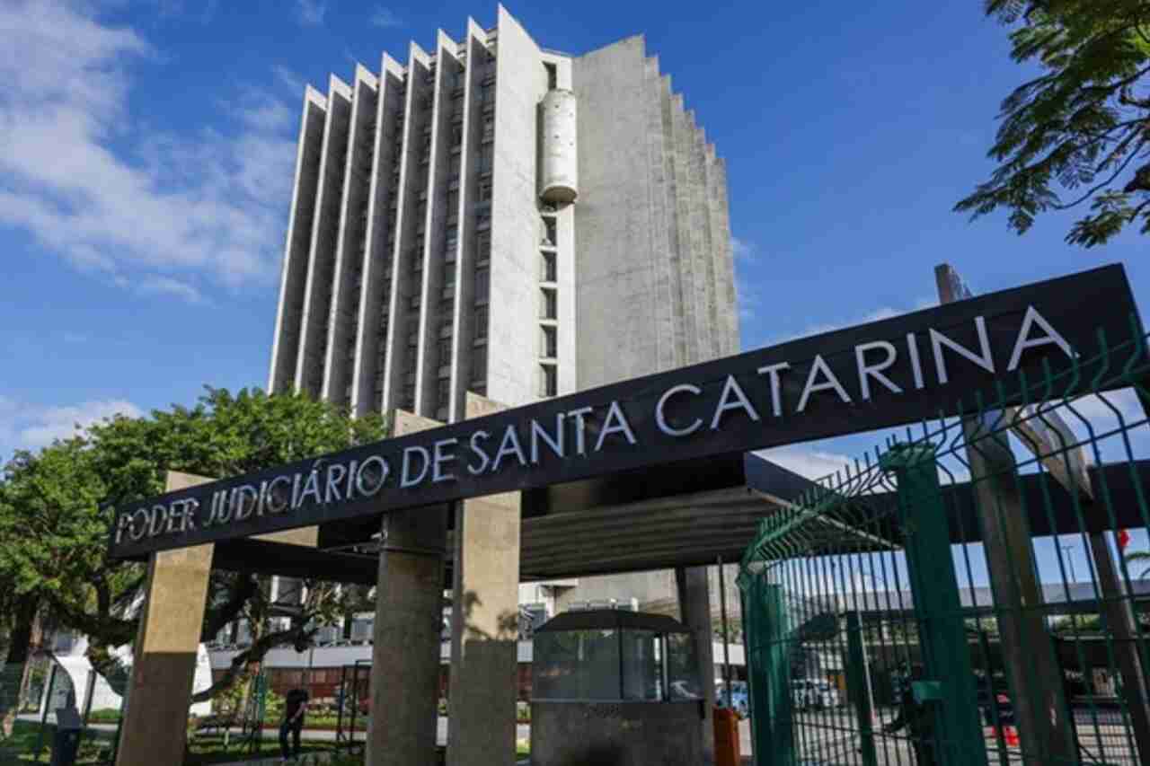 Justiça de Santa Catarina condena pastor e igreja por expor passado de fiel em culto