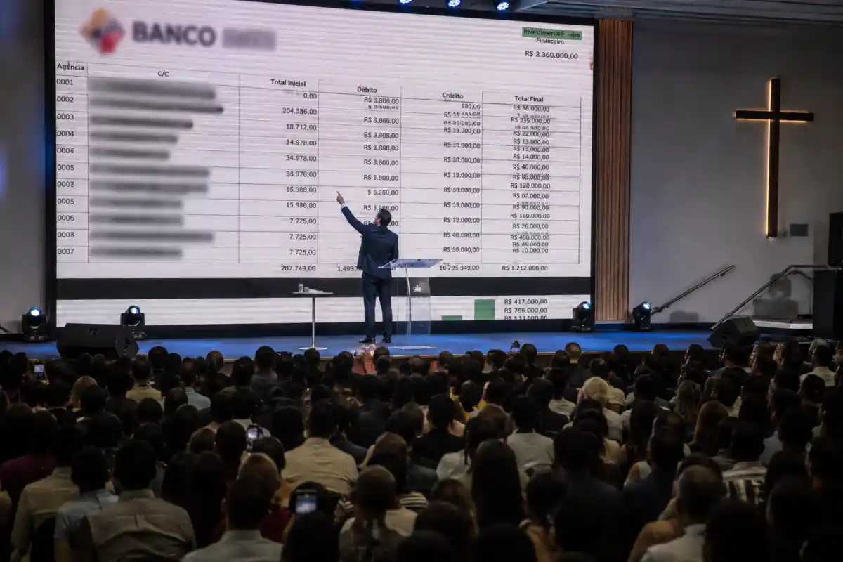 Cansado de ver acusações sobre uso indevido de dízimos e ostentação nas redes sociais, pastor de megaigreja interrompe culto de domingo, exibe extrato bancário e balanço financeiro ao vivo no telão e revela o verdadeiro salário que recebe da instituição para calar críticos