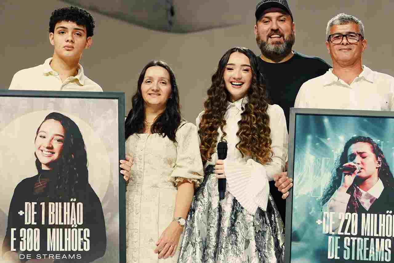 Kailane Frauches recebe placas por atingir 1,3 bilhão de streams em carreira