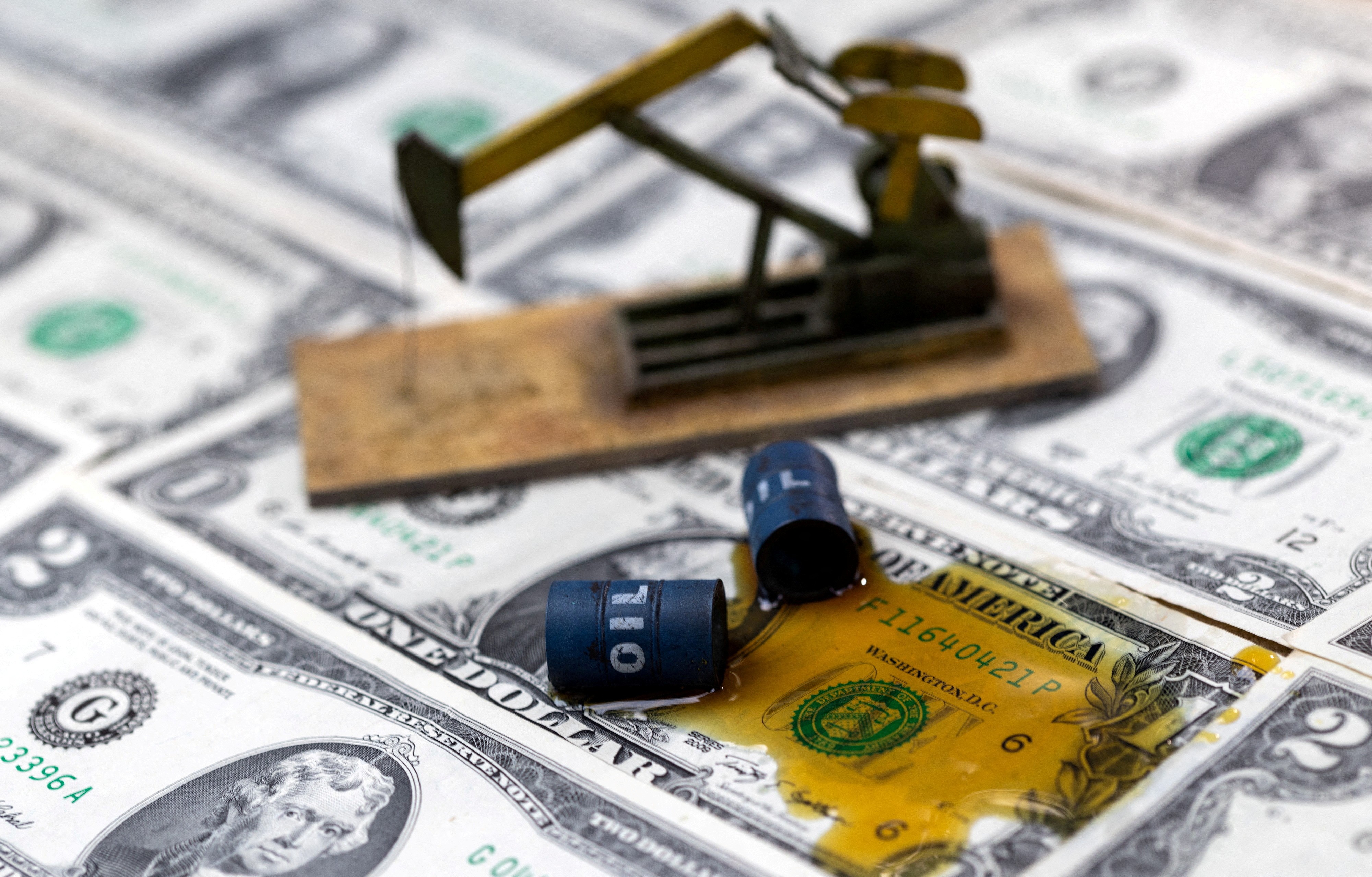 Dólar abre em queda, com tensões no Estreito de Ormuz e alta do petróleo