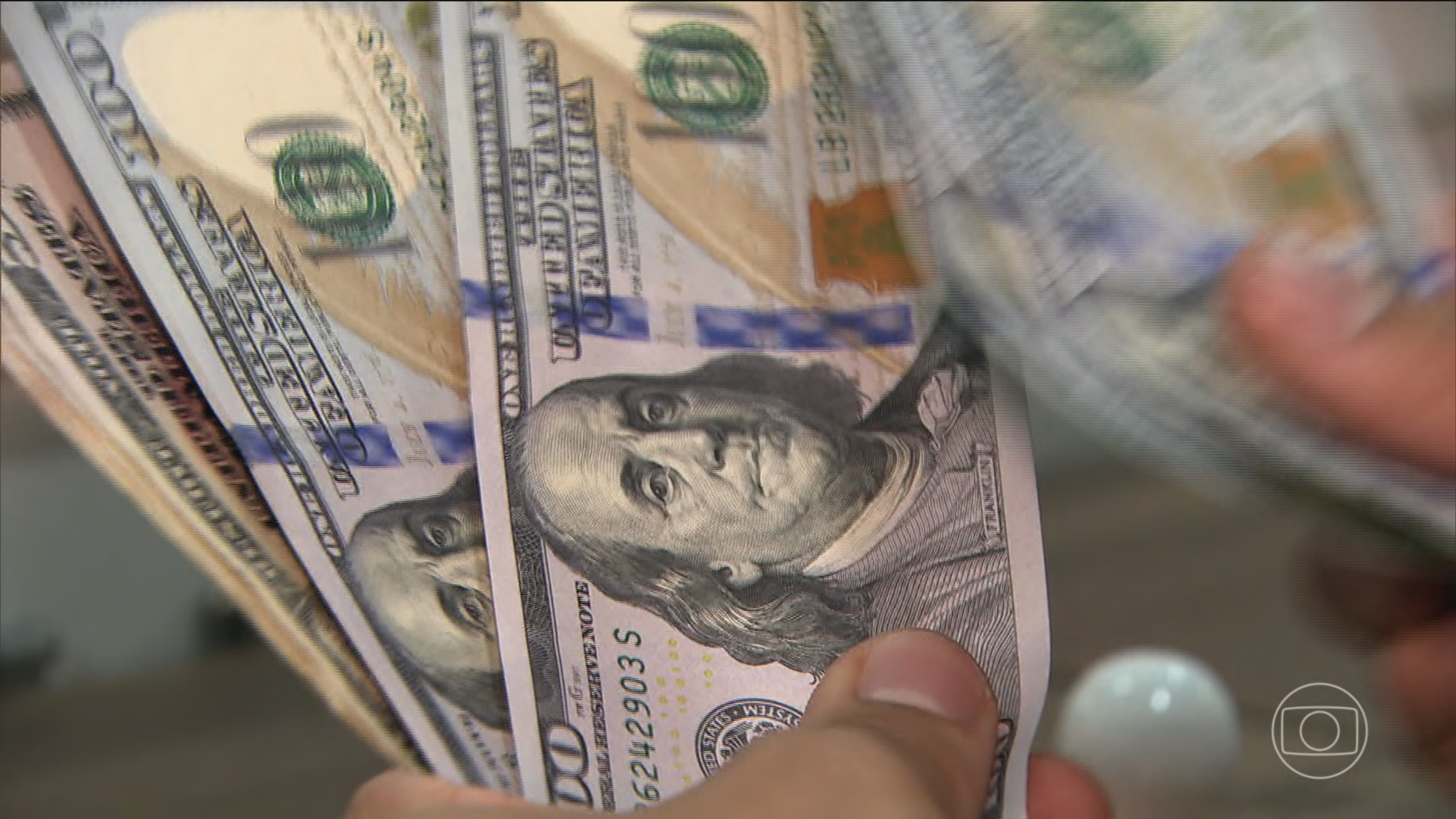 Mercados em alerta: dólar oscila à espera de decisão dos EUA sobre tarifas ao Brasil e com tensão renovada no Estreito de Ormuz