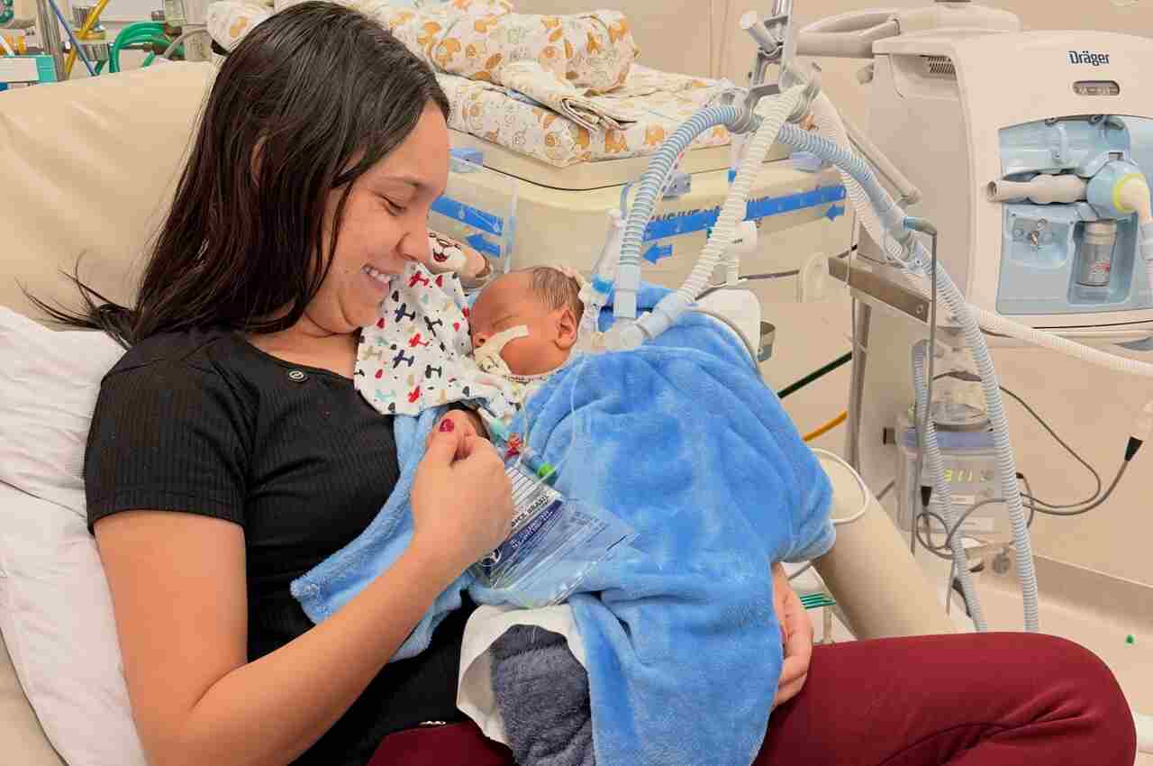 Filho de Vitória Souza deixa aparelhos e volta a respirar sozinho após período crítico