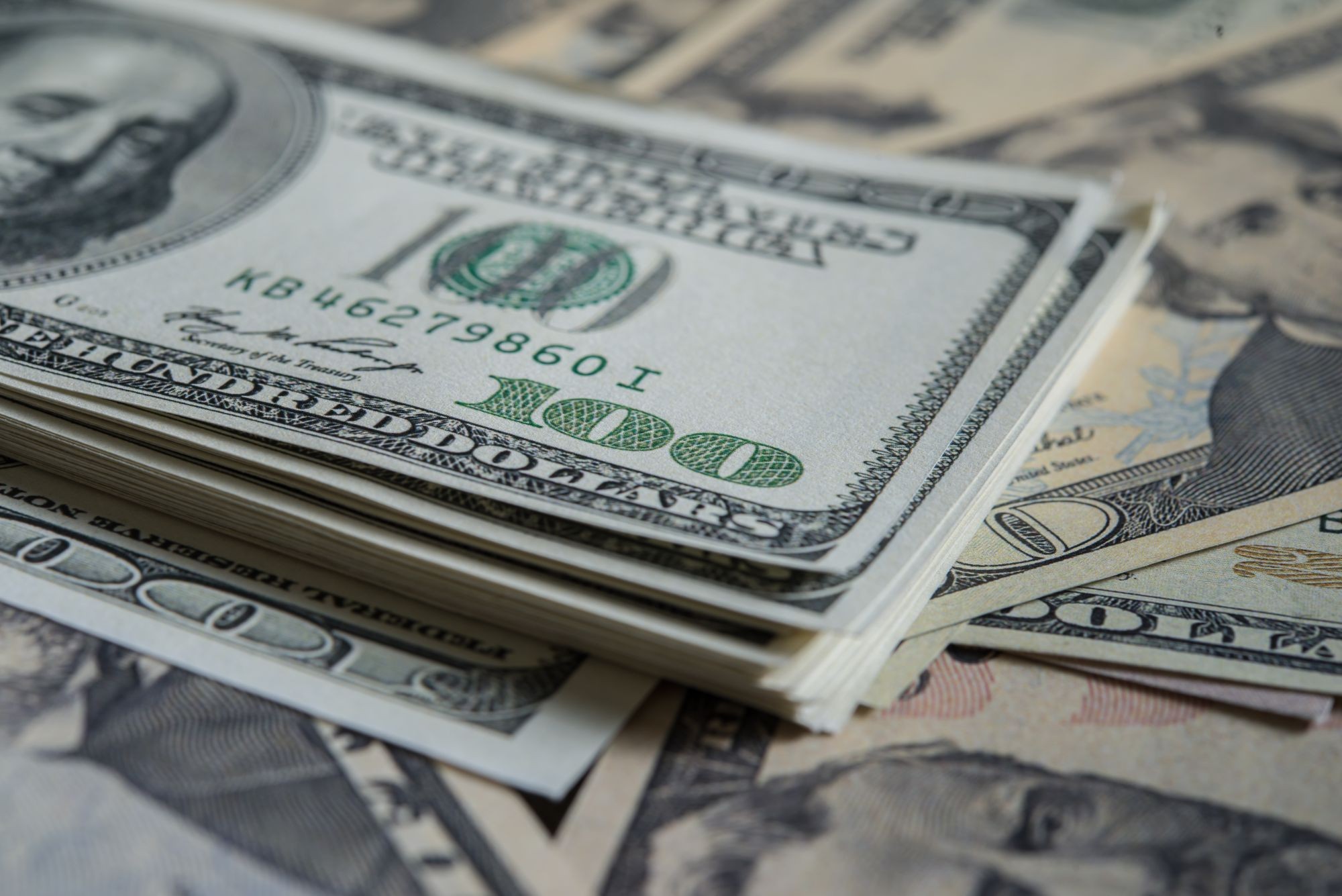 Trégua informal entre EUA e Irã alivia mercados: dólar cai na abertura e foco recai no Fed
