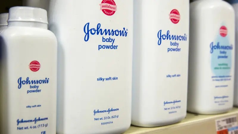 Johnson & Johnson oferece R$ 28 bilhões para encerrar 76 mil processos sobre talco; proposta exige 95% de adesão