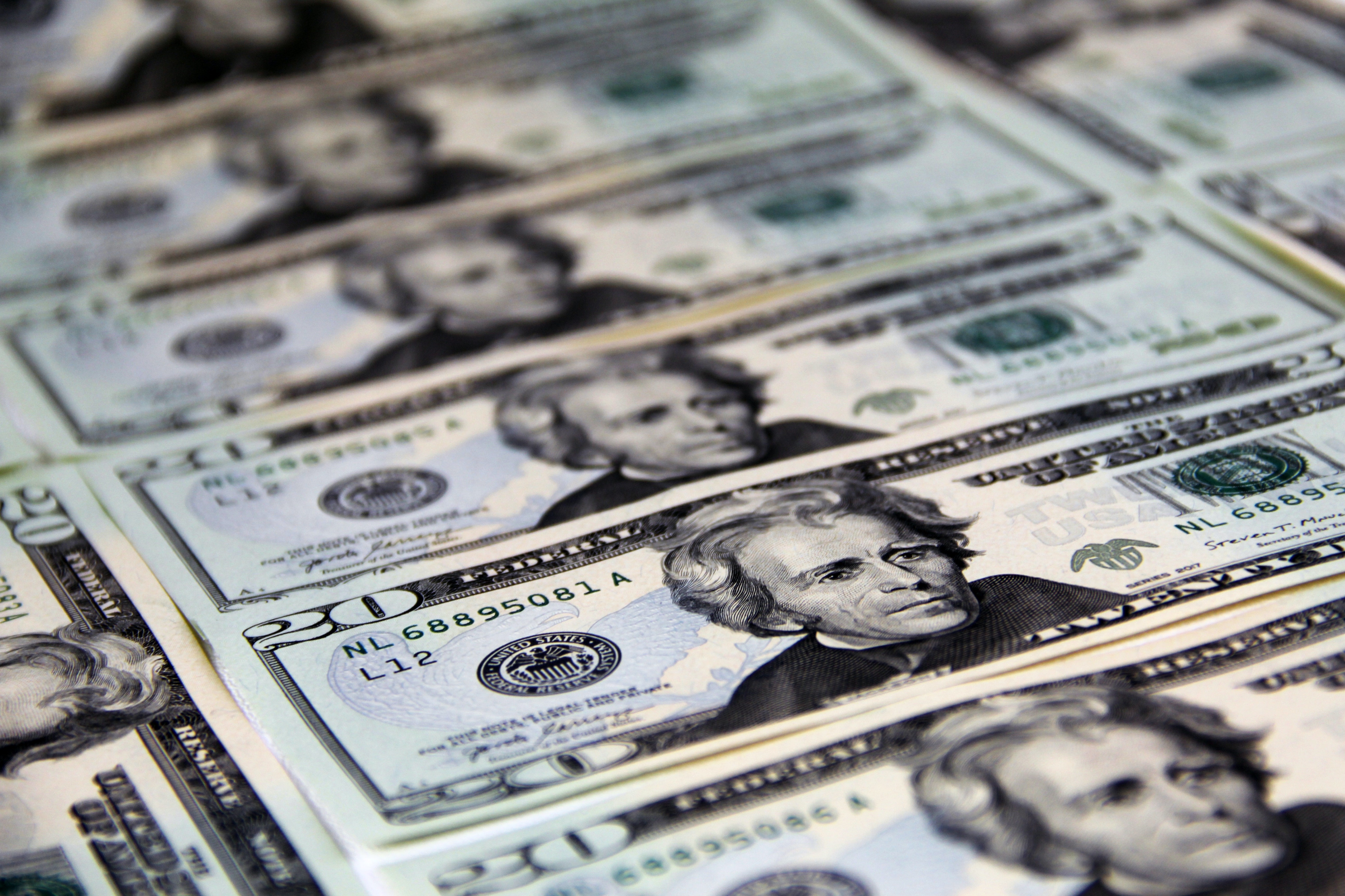 Dólar abre sob tensão: EUA x Irã, IPCA-15 e decisão do Fed no radar do mercado