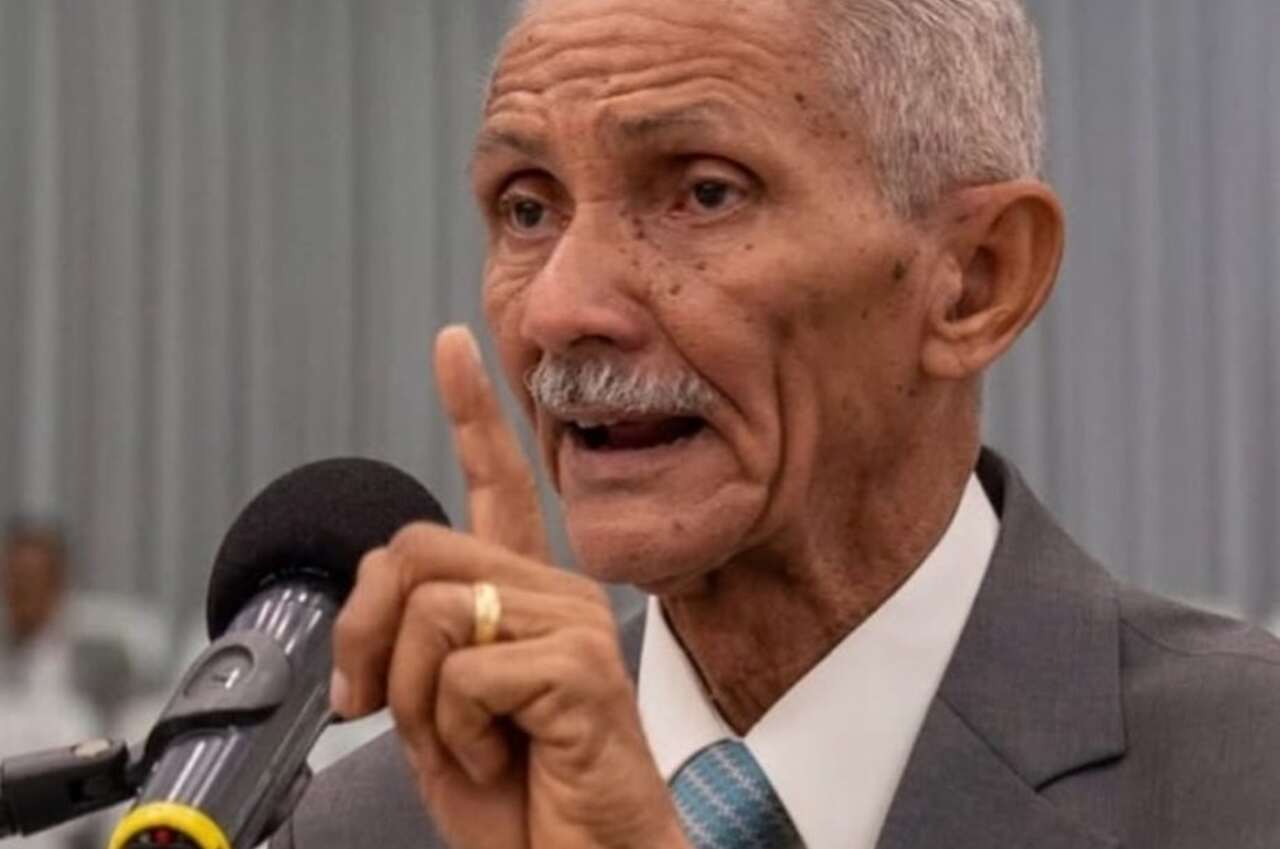 Portas trancadas em Acaú: protesto cancela posse e barra comitiva do pastor José Carlos de Lima
