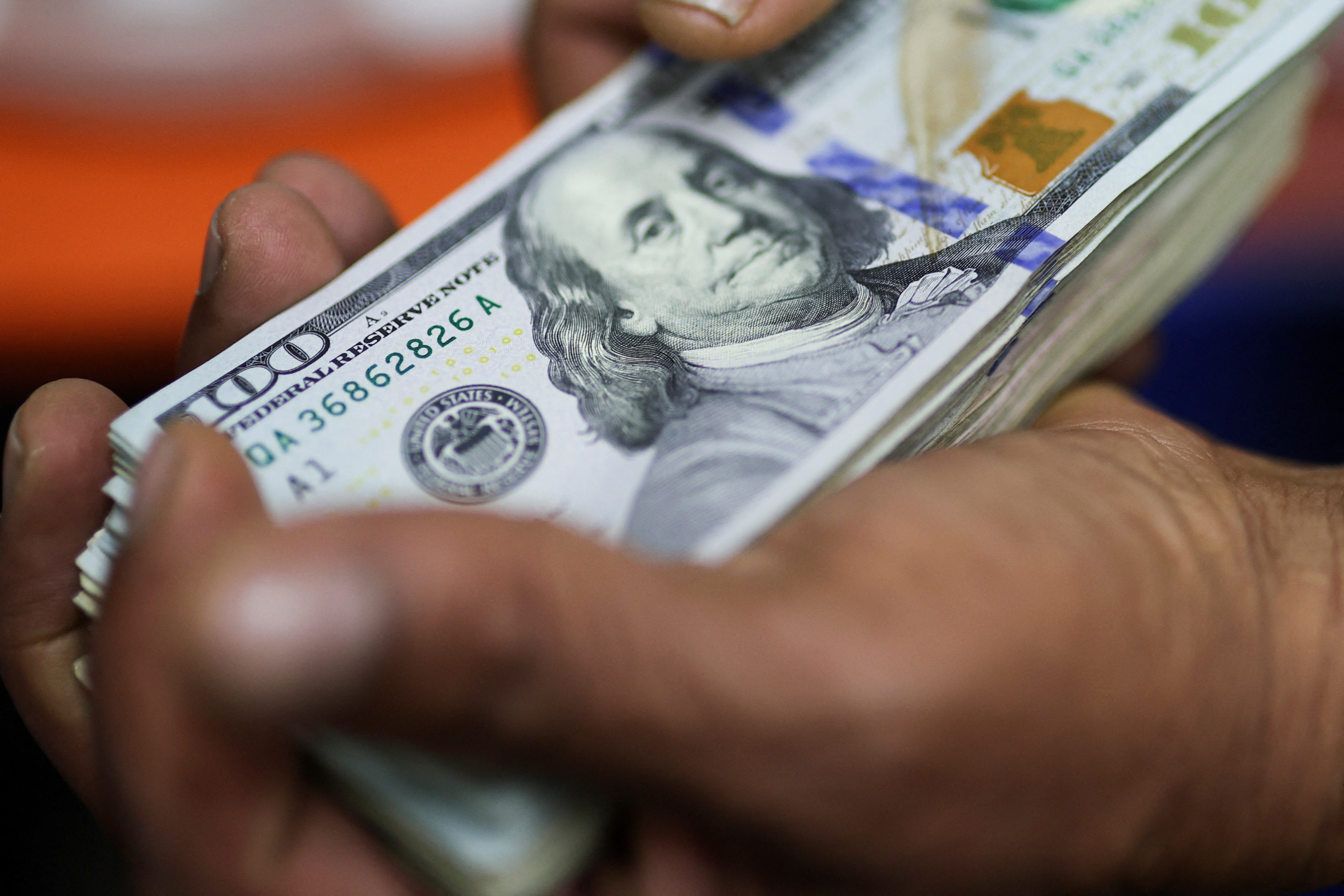 Dólar recua na abertura com Selic a 14% e Ormuz no radar; veja o que move o mercado hoje
