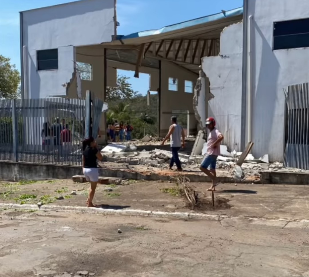 Caminhão invade salão paroquial em Crixás; duas mortes e causas sob apuração
