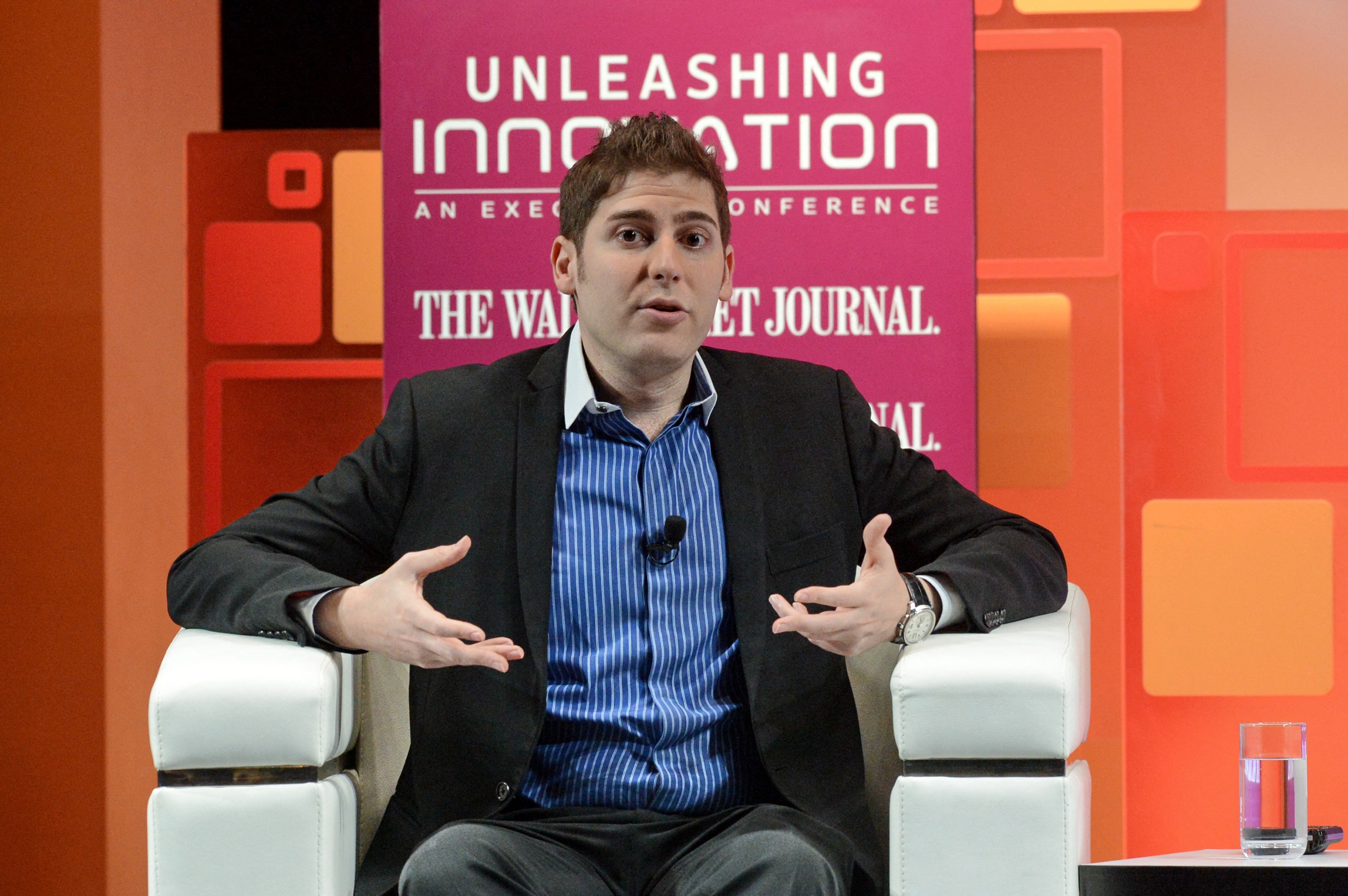 Eduardo Saverin se une a Jeff Bezos em consórcio que negocia 30% do Liverpool por US$ 6 bilhões