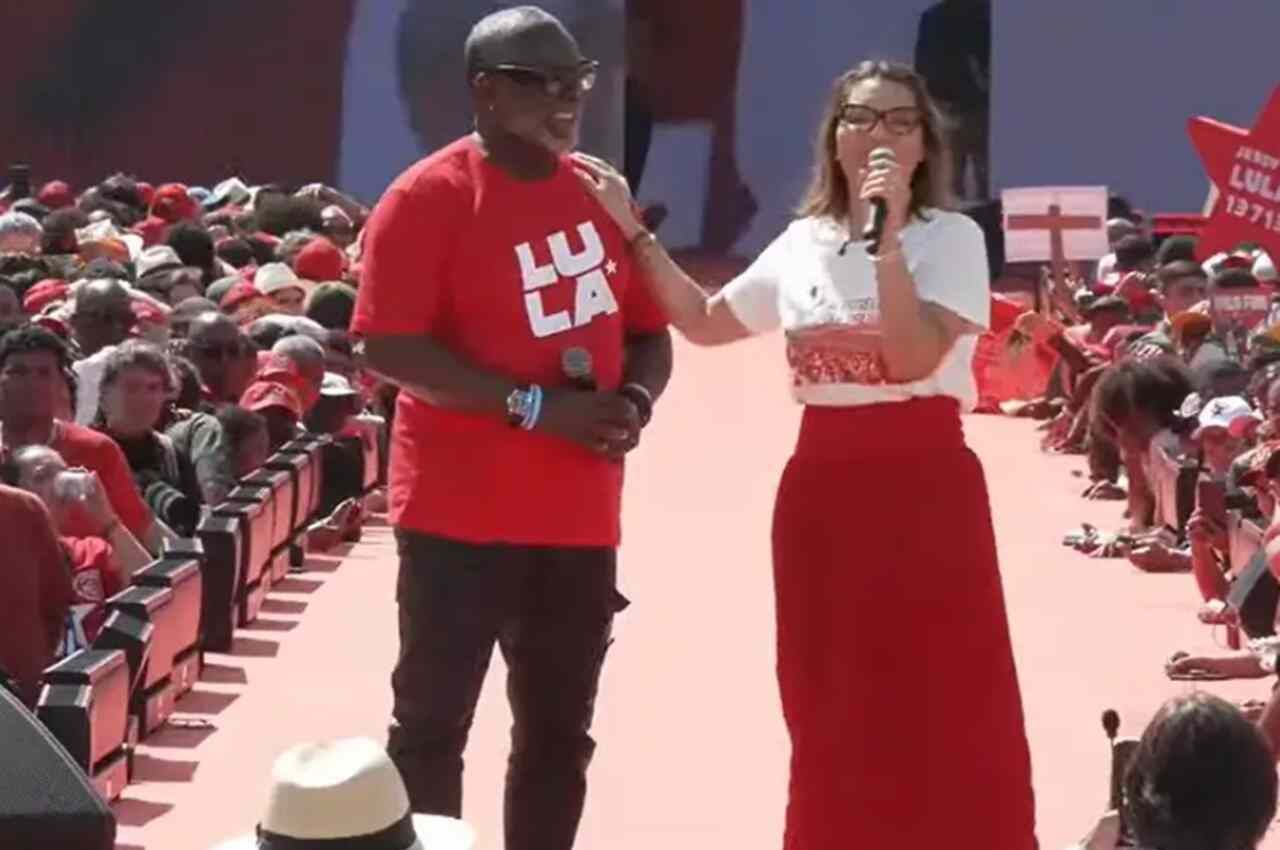 Janja canta com Kleber Lucas em ato que lança campanha de Lula em busca do quarto mandato