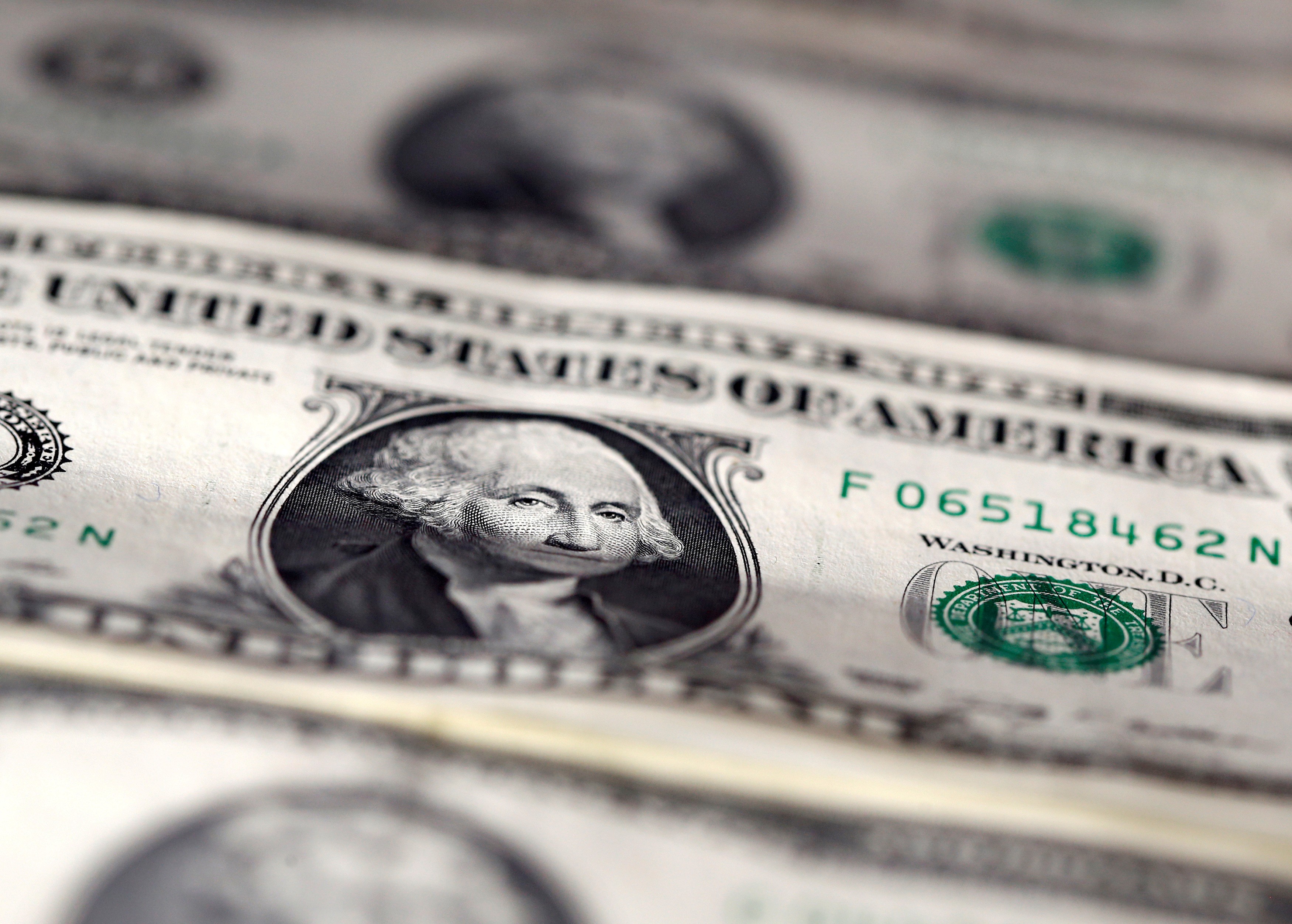 Dólar recua na abertura enquanto petróleo sobe e mercado aguarda ata do Fed