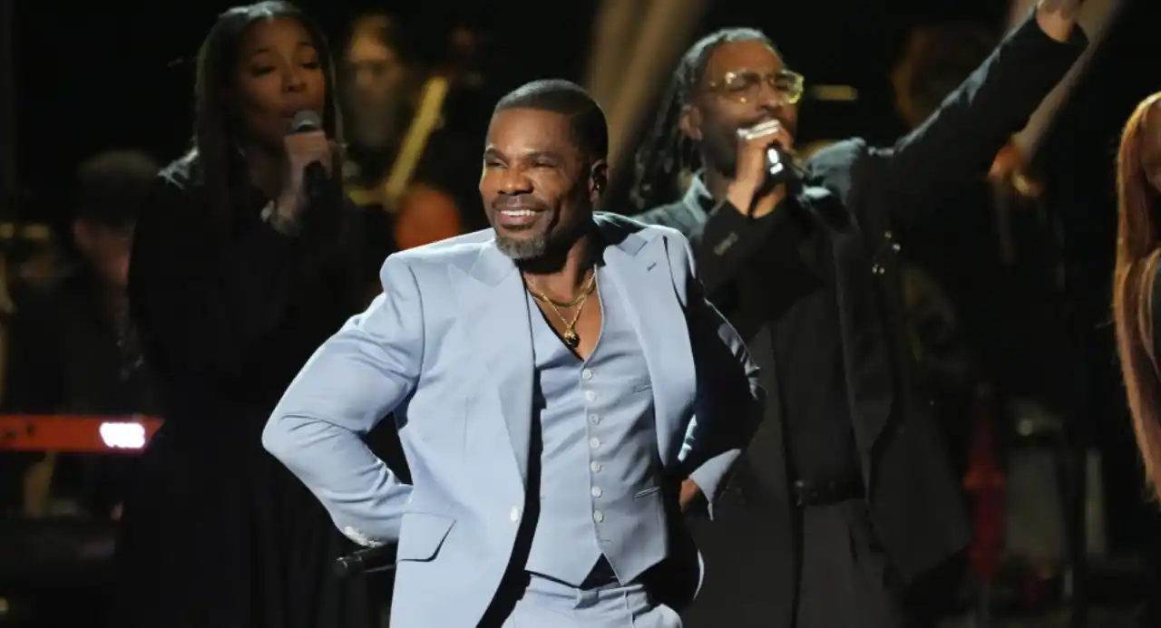 A tia de Kirk Franklin recolhia latas e jornais para pagar suas aulas de piano; aos 11 anos, ele já dirigia um coro de adultos