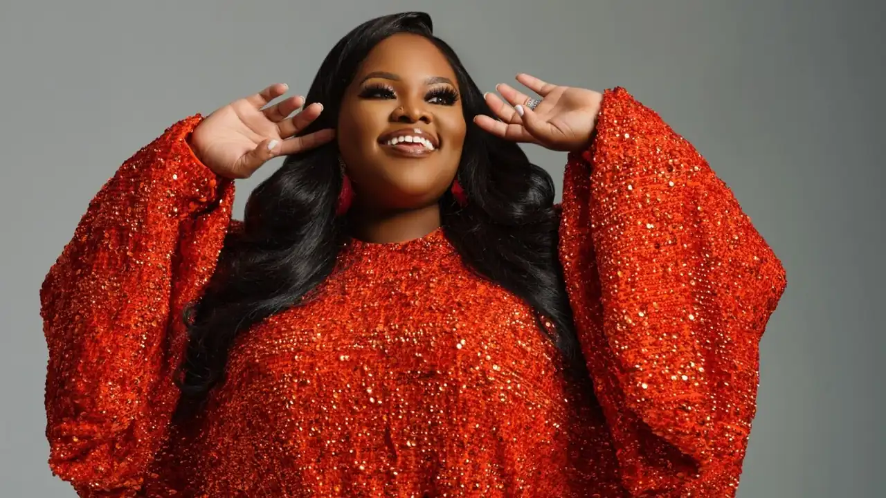 Após anos de infertilidade, uma ligação deu a Tasha Cobbs um mês para ser mãe