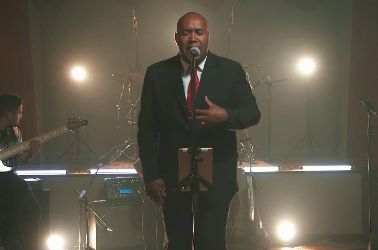 Gerson Rufino interrompe show e doa R$ 500 a homem que perdeu R$ 400 no Dia do Evangélico no Piauí