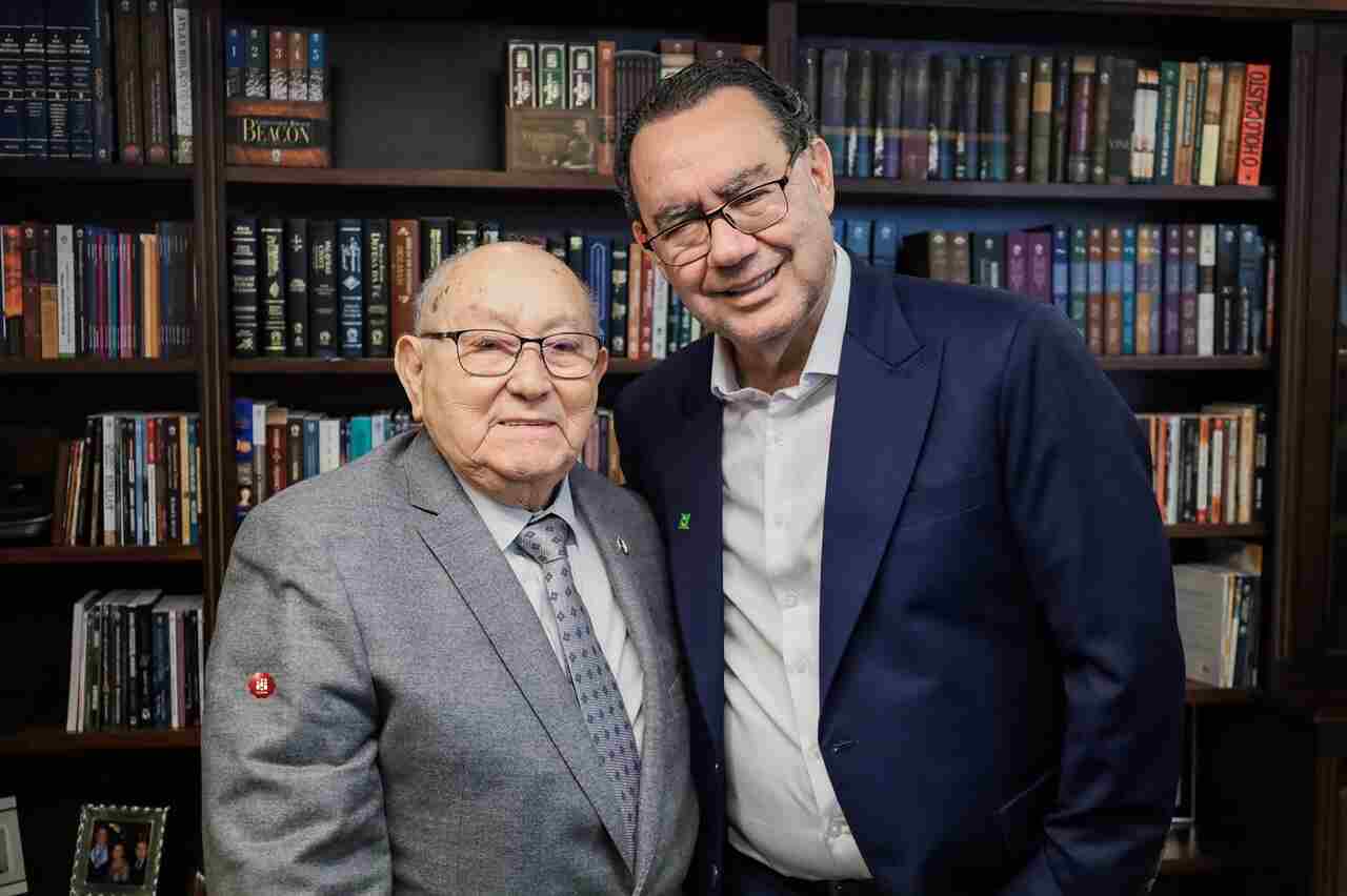 Na sede da Assembleia de Deus, Augusto Cury expõe propostas, recebe Bíblia e pede oração; CGADB não formaliza apoio