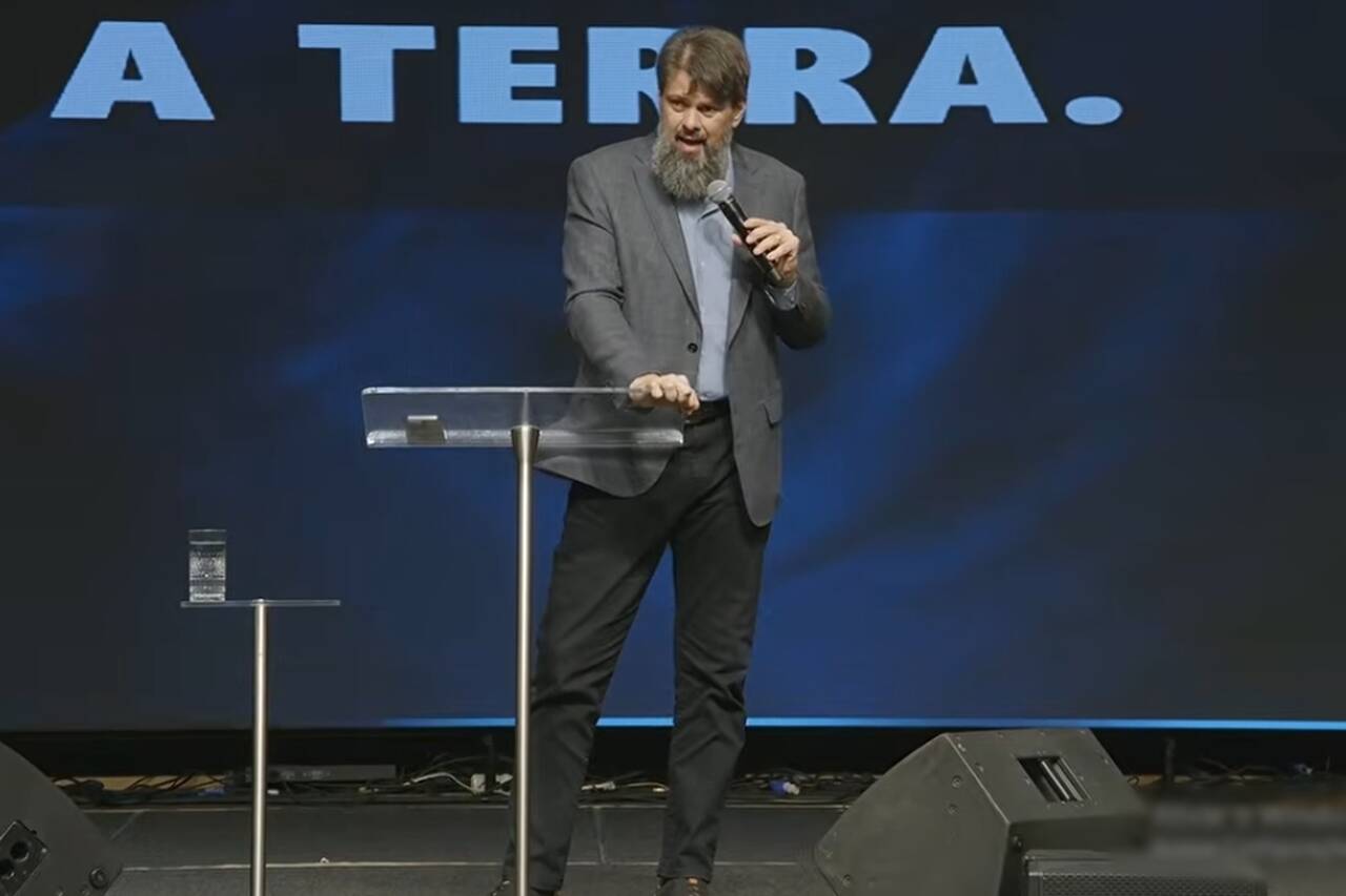 Pregação de Tassos Lycurgo na ADVEC gera controvérsia ao definir igreja como “exército em guerra”