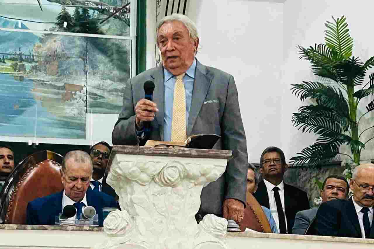 Pastor critica Bíblias digitais no púlpito e alerta para distrações durante os cultos